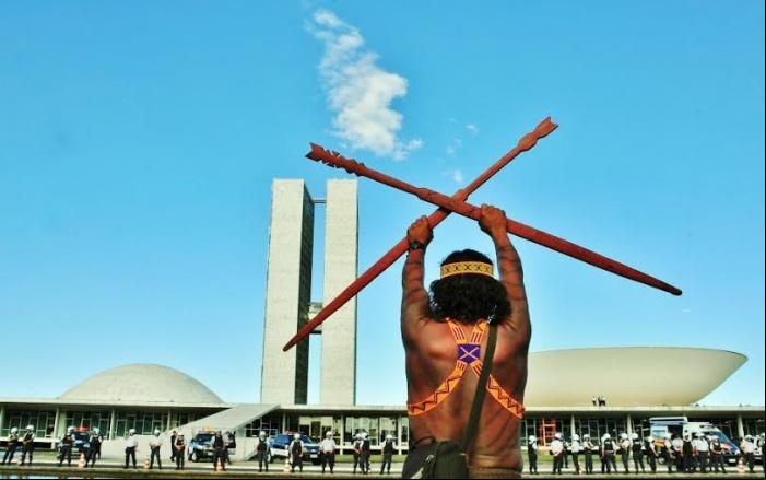 Indígenas manifestam-se em frente ao Congresso durante Acampamento Terra Livre em 2015 | Mobilização Nacional Indígena